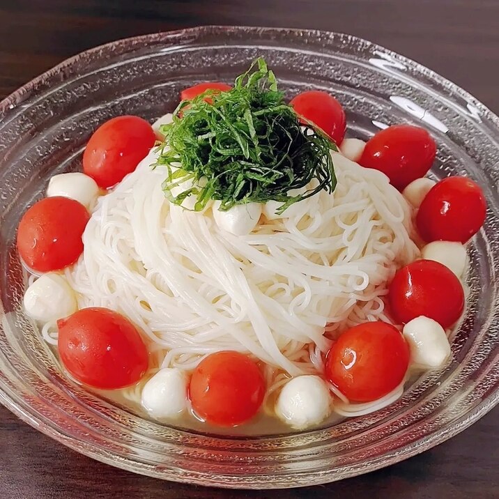 【裏ワザ】凍りトマトのひんやりカプレーゼ風そうめん